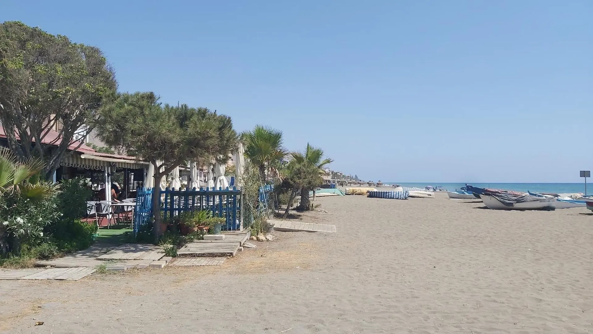 Del Parque Flats Victoria Beach contacts